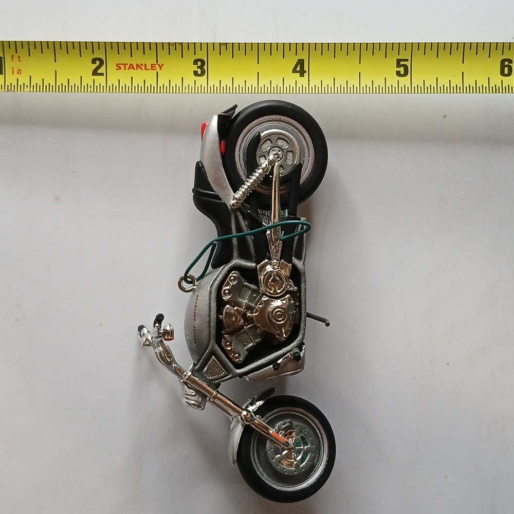 Hallmark Harley-Davidson 2002 VRSCA V-Rod Keepsake Ornament - Picture 6 of 8